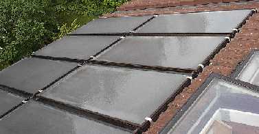Seitlicher Blick auf die in die Dachfläch eingesetzten Sonnenkollektoren