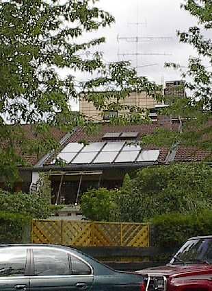 Der Blick von Süden auf unser Haus in München mit der fertiggestellten Solaranlage für Brauchwasser und Heizungsunterstützung